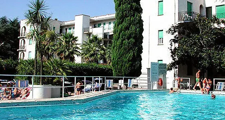 Riviera מלון דירות 2*