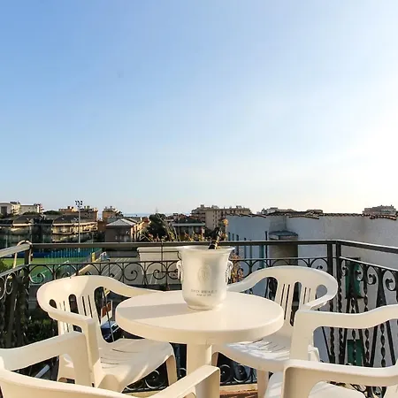 מלון דירות Riviera 2*